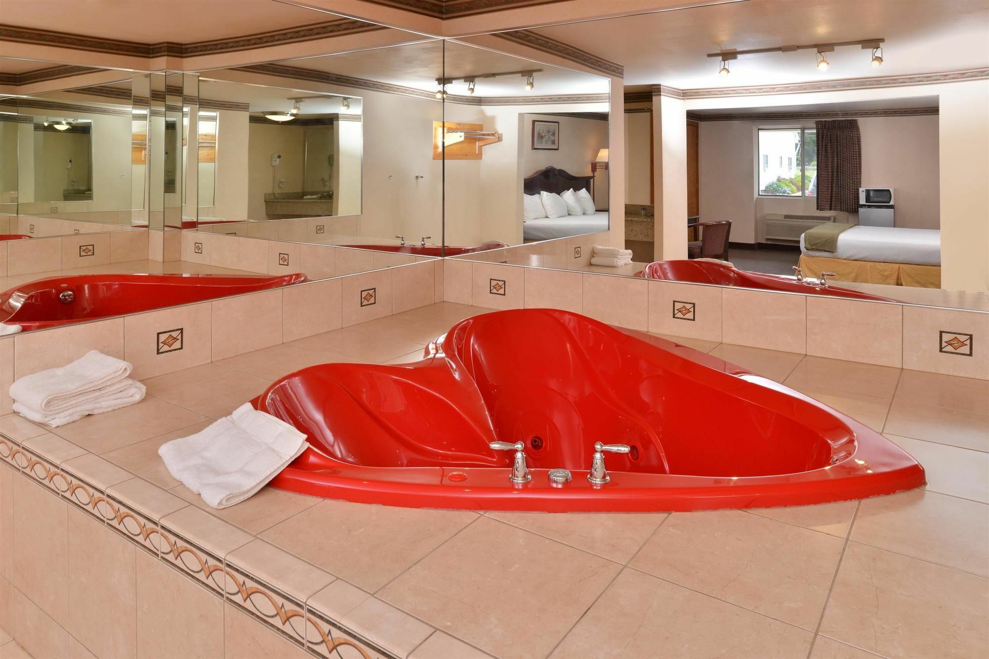 Americas Best Value Inn & Suites Wolcott Экстерьер фото